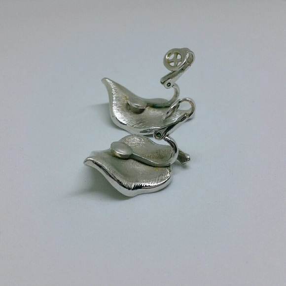 Vintage Trifari silvertone leaf clip on earrings - Picture 6 of 8